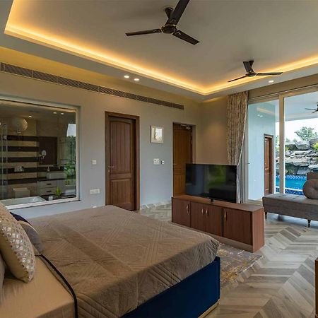Stayvista At Serenity Farms With Pool, Lawn, Bonfire & Bbq Sohna Eksteriør billede