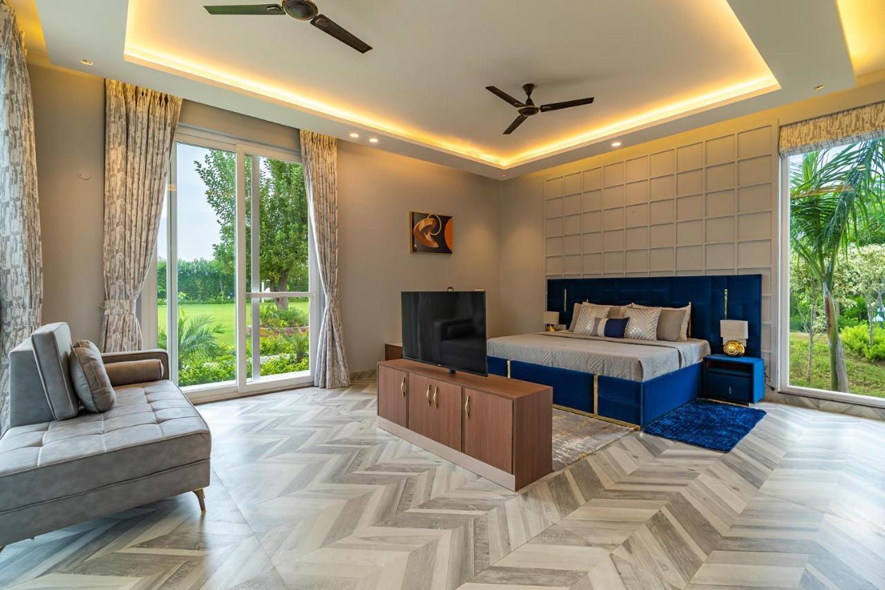 Stayvista At Serenity Farms With Pool, Lawn, Bonfire & Bbq Sohna Eksteriør billede